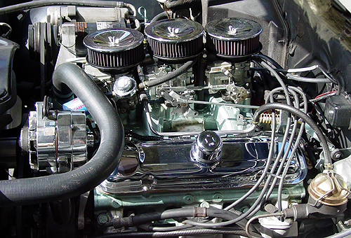 Side view of the 421 H.O engine, using 3 Rochester 2 barrel carburetors